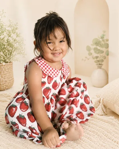 Denisse sonriendo durante su infancia